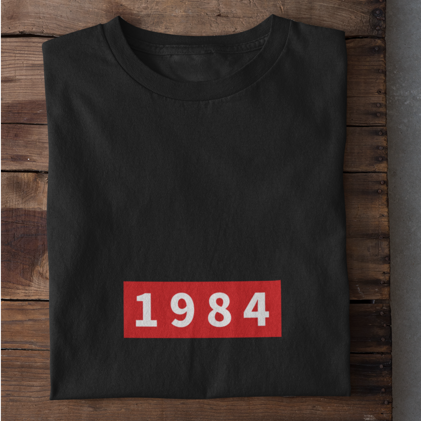 Herren T-Shirt als Geschenk, das mit dem Jahr deiner Wahl bedruckt ist. Personalisiere dieses Geschenk mit dem Geburtsjahr des Empfängers schwarzes herren shirt