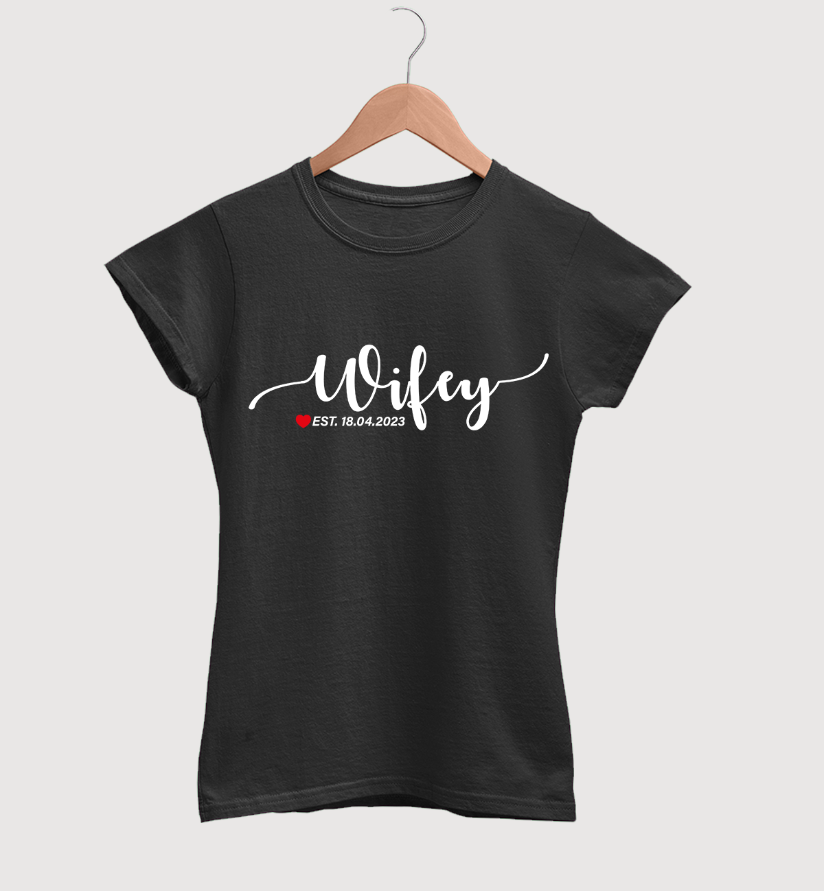 damen tshirt in schwarz wifey datum bedruckt kurzarm perfekt als Geschenkidee für frauen und Vatertag aber auch Valentinstag und Geburtstag in schwarz