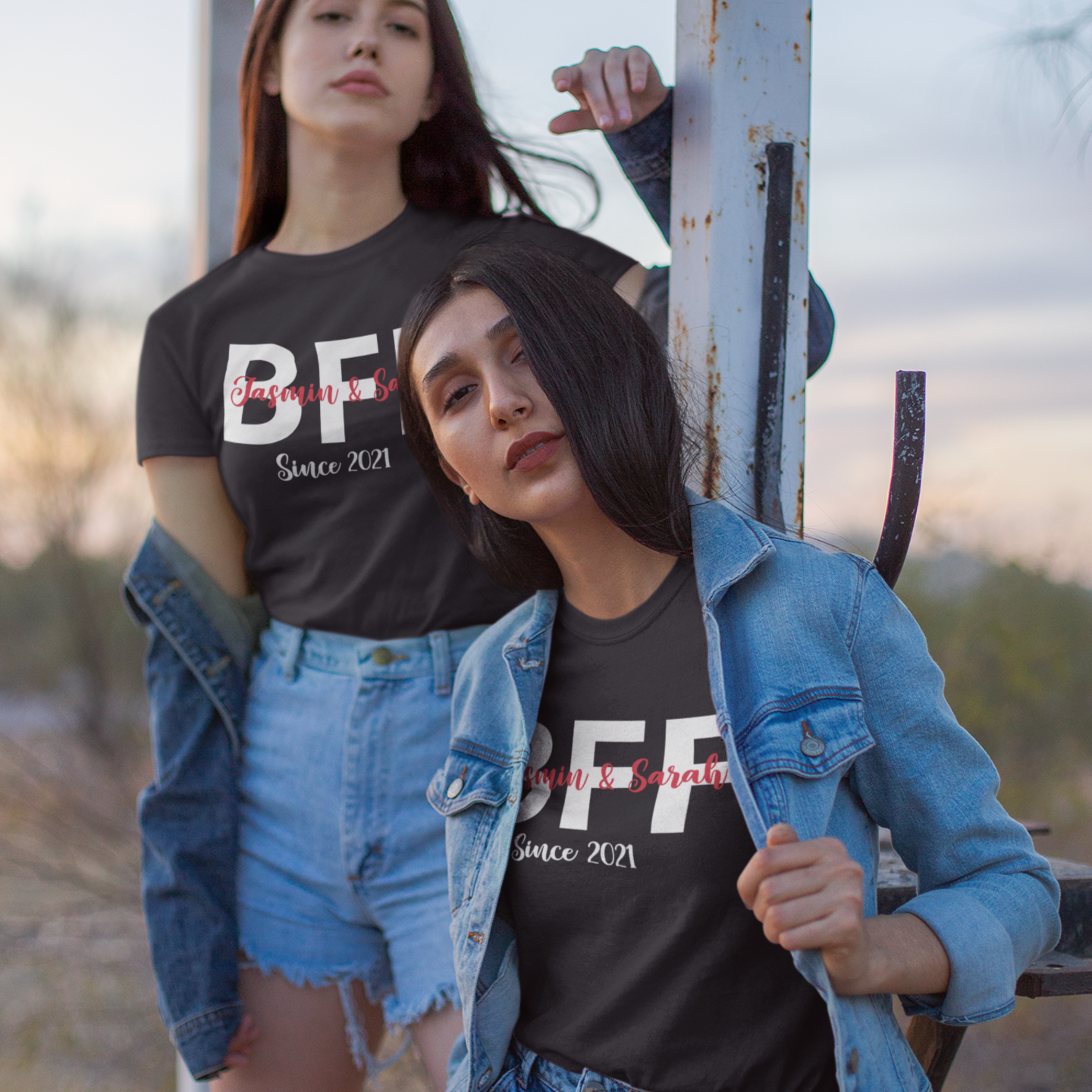BFF sind ein einzigartig personalisiertes Geschenk für beste Freundinnen. Das T-Shirt Set beinhaltet ein Wunschnamen und Wunschdatum, sodass Sie ein unvergessliches Geschenk mit einem einzigartigen persönlichen Touch machen können. schwarze damen shirts