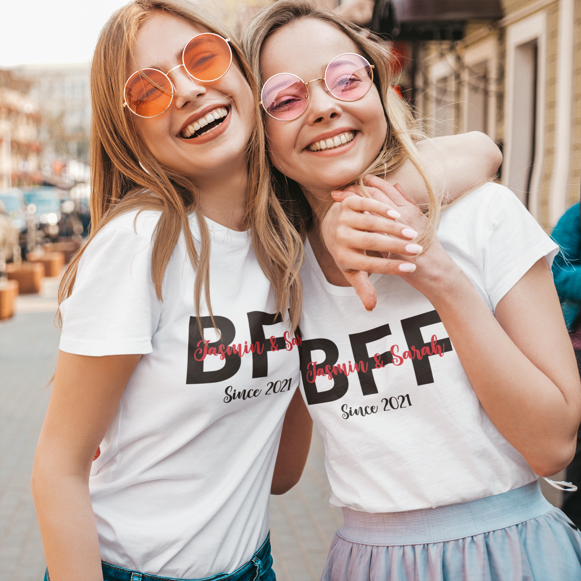 BFF sind ein einzigartig personalisiertes Geschenk für beste Freundinnen. Das T-Shirt Set beinhaltet ein Wunschnamen und Wunschdatum, sodass Sie ein unvergessliches Geschenk mit einem einzigartigen persönlichen Touch machen können. weisse damen tshirts