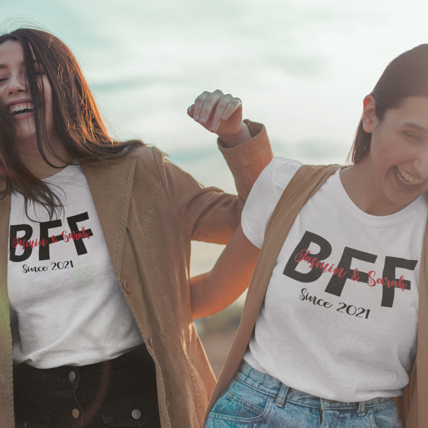 BFF sind ein einzigartig personalisiertes Geschenk für beste Freundinnen. Das T-Shirt Set beinhaltet ein Wunschnamen und Wunschdatum, sodass Sie ein unvergessliches Geschenk mit einem einzigartigen persönlichen Touch machen können. weisse damen shirts