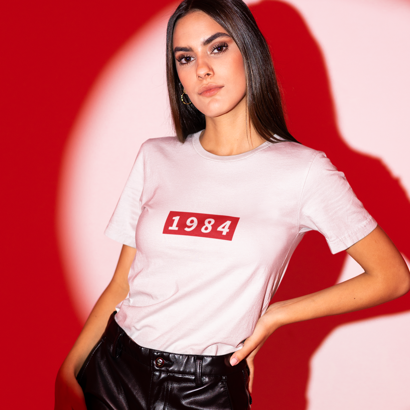 Verschenke dieses angepasste Damen T-Shirt als Geschenk, das mit dem Jahr deiner Wahl bedruckt ist. Der Druck ist hochwertig und besteht aus robustem Material. Personalisiere dieses Geschenk mit dem Geburtsjahr des Empfängers oder des besonderen Ereignisses. weisses damen shirt mit logo marken shirts Luis Vuitton Lewis givanchy