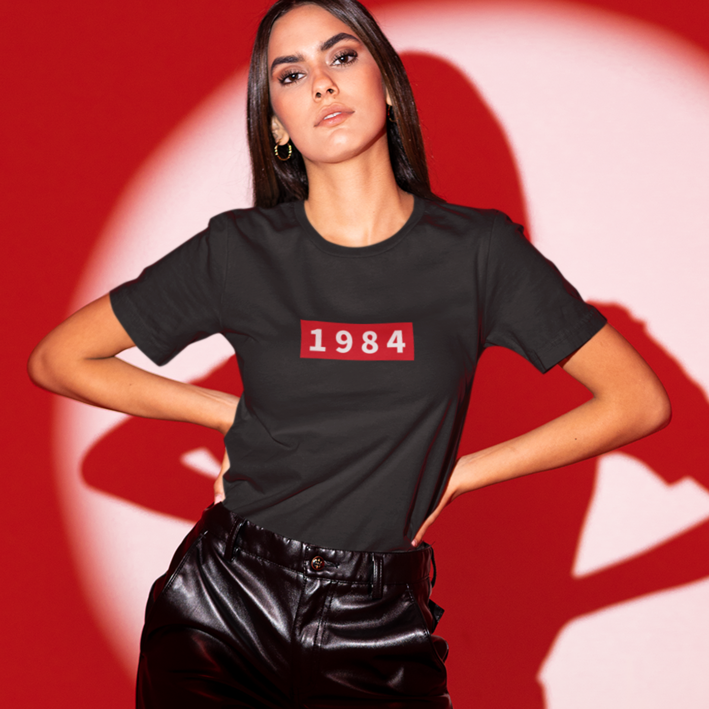 Verschenke dieses angepasste Damen T-Shirt als Geschenk, das mit dem Jahr deiner Wahl bedruckt ist. Der Druck ist hochwertig und besteht aus robustem Material. Personalisiere dieses Geschenk mit dem Geburtsjahr des Empfängers oder des besonderen Ereignisses. schwarzes damen shirt mit logo marken shirts Luis Vuitton Lewis givanchy