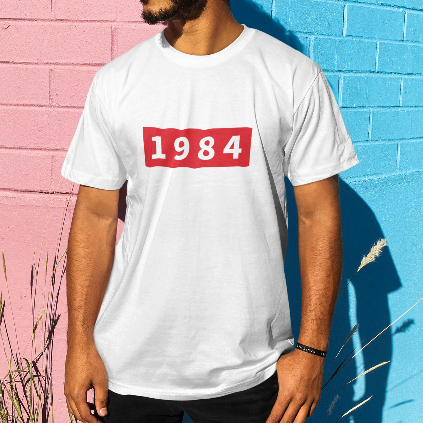 Herren T-Shirt als Geschenk, das mit dem Jahr deiner Wahl bedruckt ist. Personalisiere dieses Geschenk mit dem Geburtsjahr des Empfängers weisses herren shirt