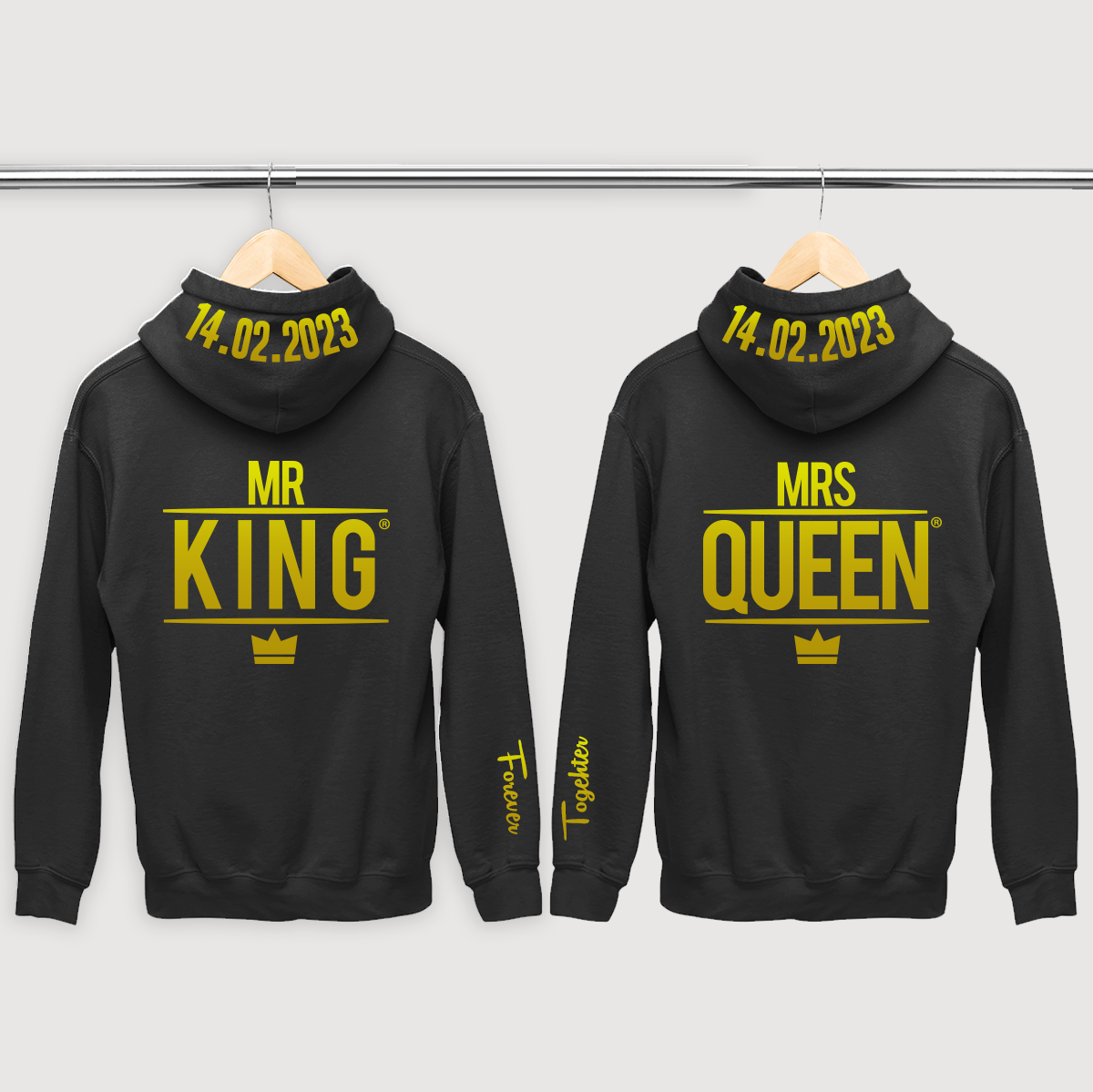 Erfreuen Sie sich an einem modernen 2er SET Pärchen Kapuzenpullover, das Mr. King & Mrs. Queen + Datum auf den Kapuzen und Namen an den Ärmeln sowie ein Partnerlook mit Namen bietet. Mit diesen Kapuzenpullovern, die als Geschenkidee dienen, genießen Sie und Ihr Partner ein einzigartiges Stylingerlebnis.