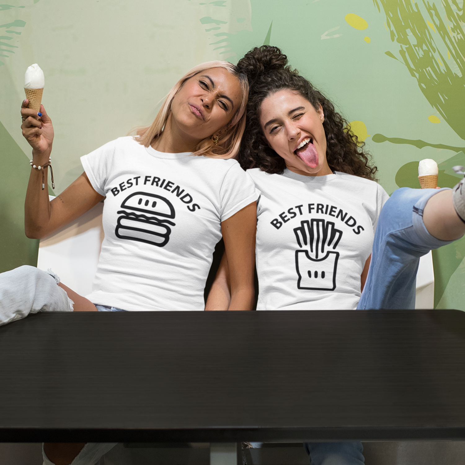 BURGER & POMMES bietet ein tolles Preis-Leistungs-Verhältnis für Freunde, die ein einzigartiges Style möchten. Das Set beinhaltet zwei T-Shirts mit trendigen Burger und Pommes Motiven bedruckt. schwarze partnerlook shirts in weiss