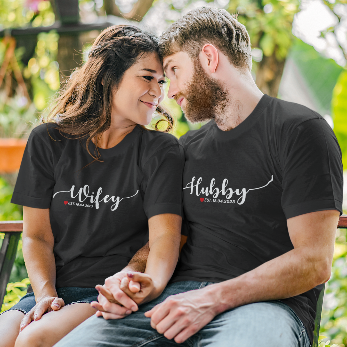 T-Shirt für die Wifey und ein T-Shirt für den Hubby perfect for newlyweds, honeymooners, or lovers that have stayed together ever since Geschenke für frauen Geschenke für männer mit Wunschnamen Jahrestagsgeschenk Geburtstagsgeschenk Muttertag vatertagsgeschenke