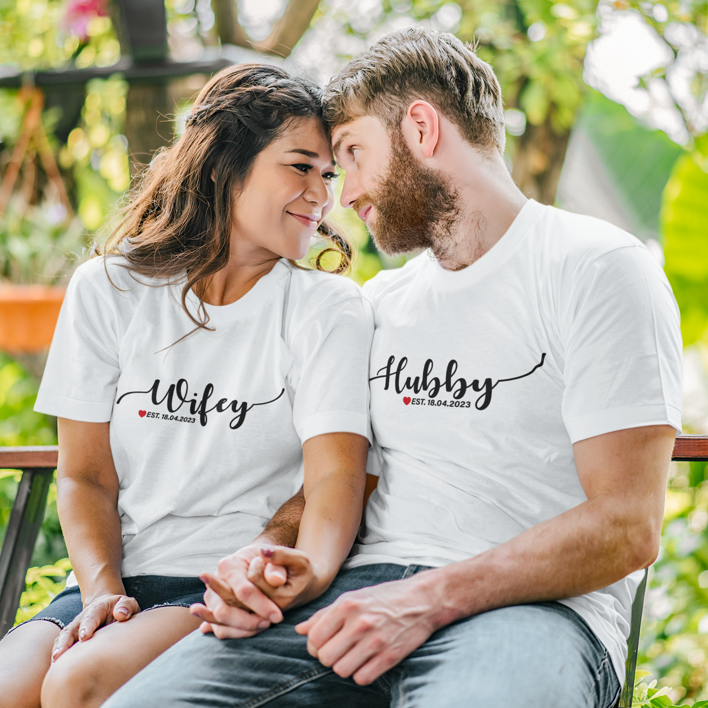 T-Shirt für die Wifey und ein T-Shirt für den Hubby perfect for newlyweds, honeymooners, or lovers that have stayed together ever since Geschenke für frauen Geschenke für männer mit Wunschnamen Jahrestagsgeschenk Geburtstagsgeschenk Muttertag vatertagsgeschenke shirts in weiss