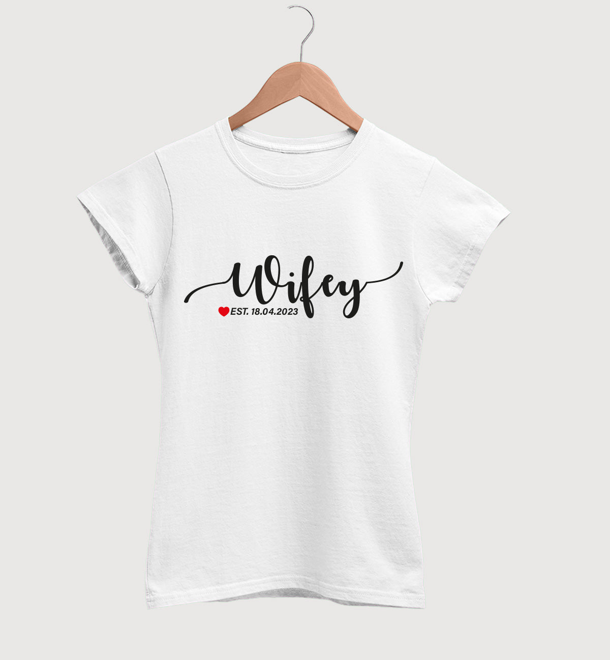 damen tshirt in schwarz wifey datum bedruckt kurzarm perfekt als Geschenkidee für frauen und Vatertag aber auch Valentinstag und Geburtstag in weiss