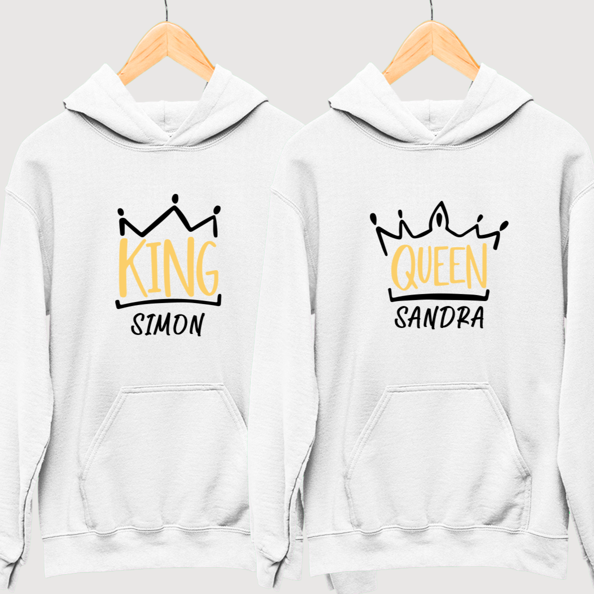 weisse kapuzenpullover Mr Mrs Shirt Personalisiert Mr und Mrs Geschenke Hochzeit Shirt Pärchen Shirts mit Wunschdatum Mr & Mrs Verlobungsgeschenk king und queen hoodie beige KING & QUEEN Hoodies Outline Pärchen Hoodies mit Wunschzahlen Pärchenpullis im SET Pärchen Geschenk King 01 Queen 01 Hoodies Paare Paarpulli partnerlook individuell mit namen bedrucken lassen Geschenke für Frauen Gravur oversized