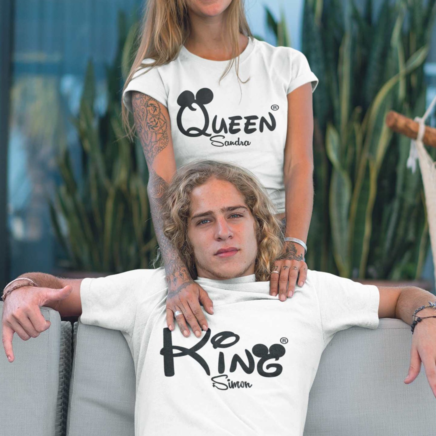 Dieses 2er-Set aus King und Queen T-Shirts ist das perfekte Geschenk für Paare. Personalisiere sie mit Wunschnamen und verschönere sie, um einen unvergesslichen Tag zu feiern. Für Männer und Frauen geeignet, ist es ein tolles Geschenk für Valentinstag, Geburtstag und vieles mehr.