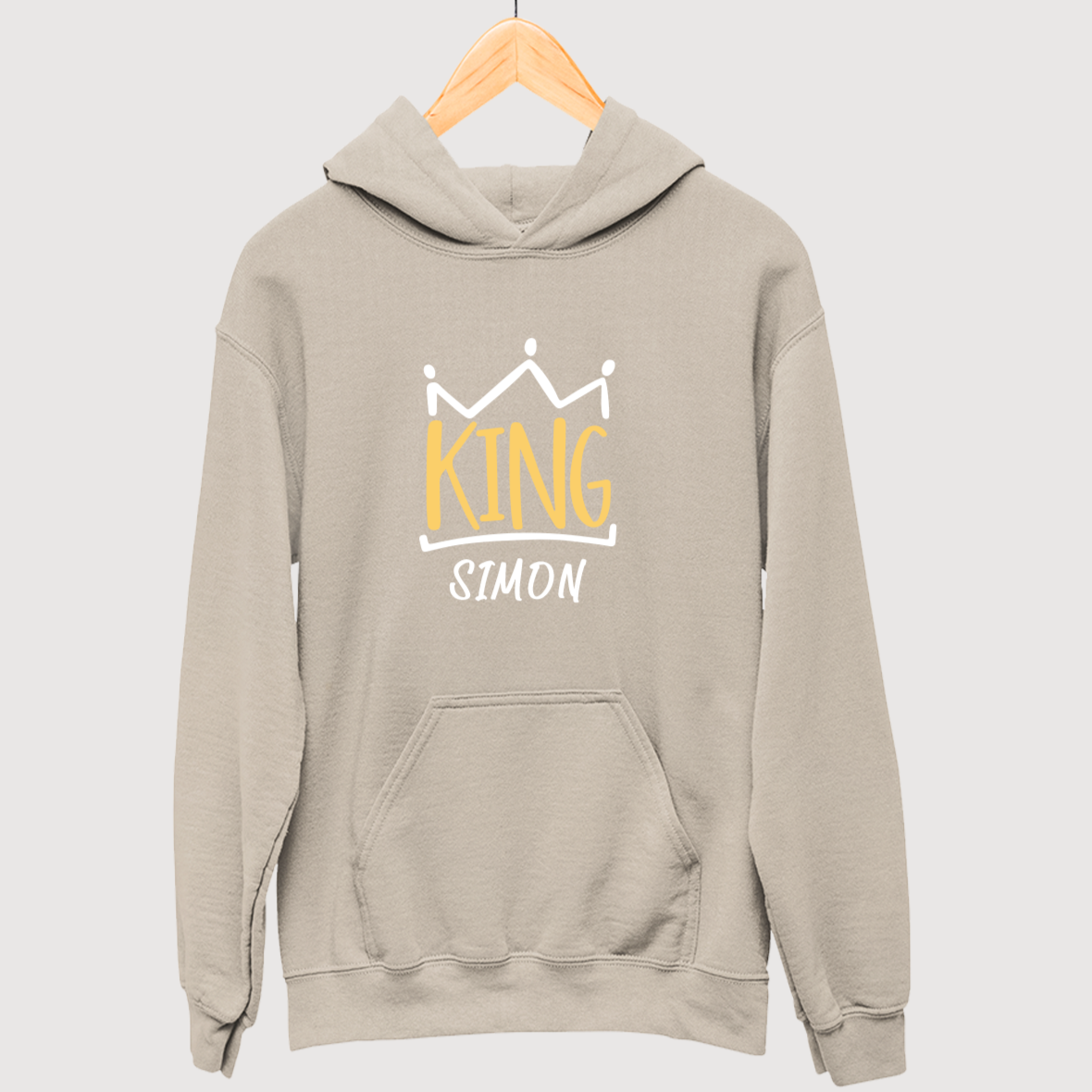 beiges king hoodie mit namen bedrucken lassen datum Geschenkidee für männer