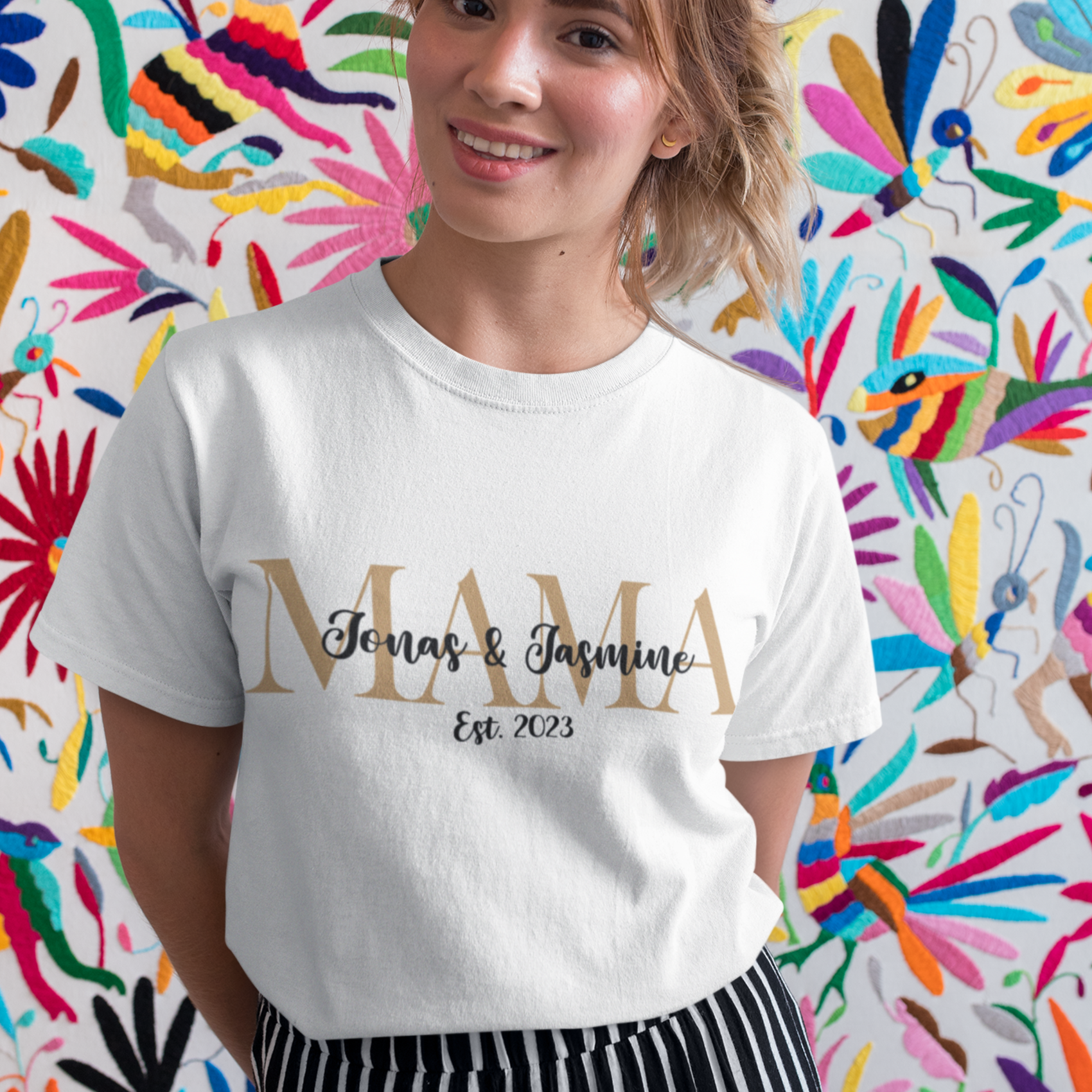 Damen Mama T Shirt personalisiert Geschenk Muttertag Geburtstag Geburt Mom Familie Kinder momlife momtube family outfit mit namen bedrucken weiss