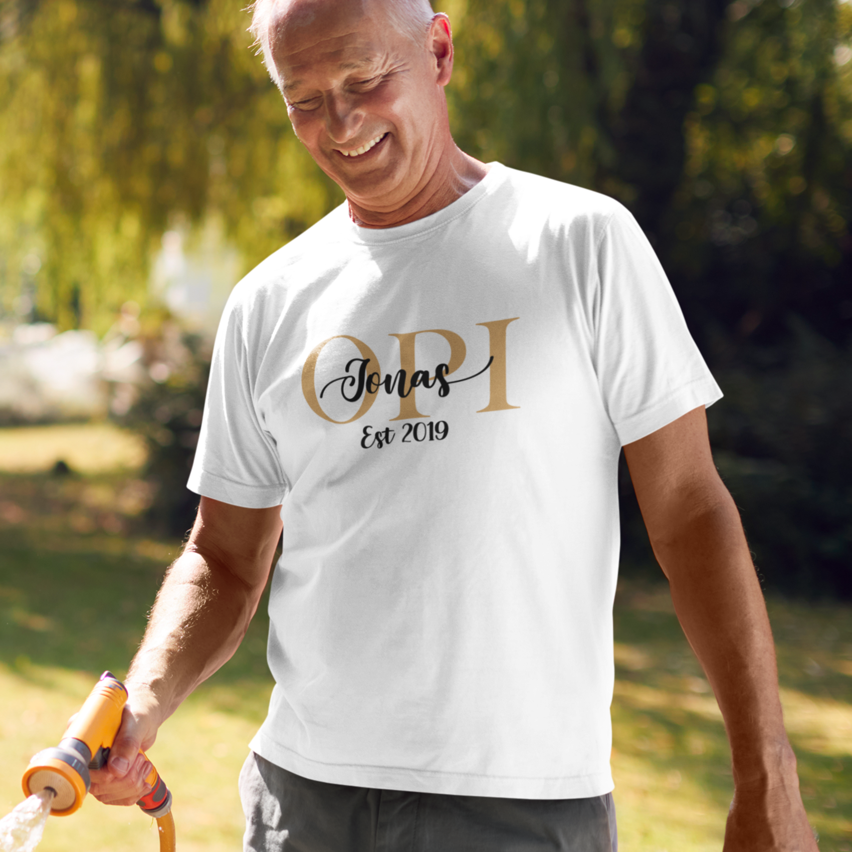Herren Opa T Shirt personalisiert Geschenk Vatertag Grossvater Geburtstag Geburt Grandpa Familie Kinder menlife momtube family outfit mit namen bedrucken weiss