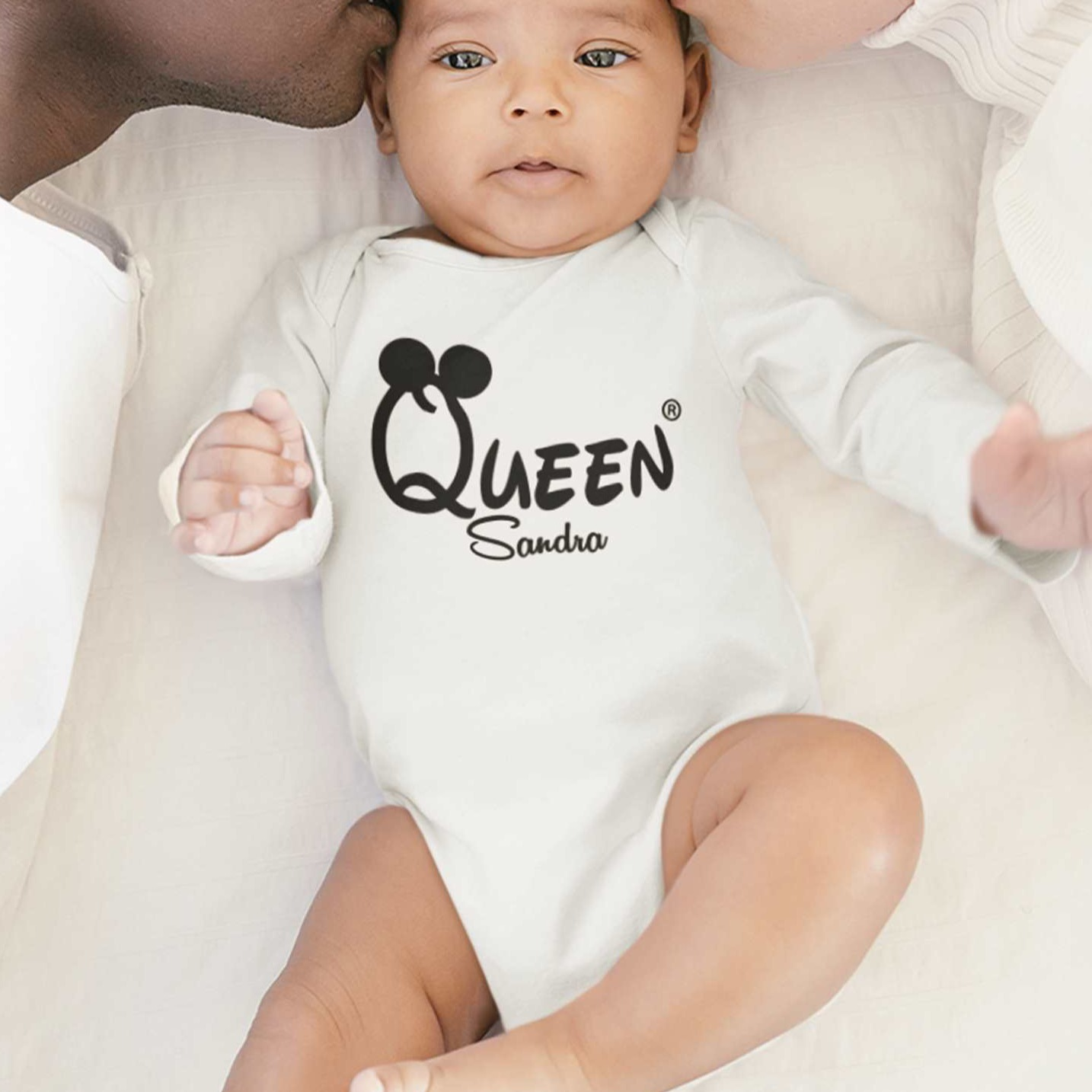 baby body weisser Strampler mit namen king geschenkidee babyshower kidsfashion weiss queen strampler mit name bedrucken