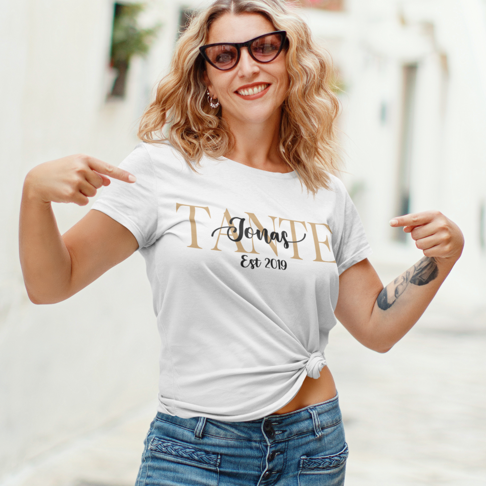 Damen Tante T Shirt personalisiert Geschenk Muttertag Geburtstag Geburt Aunty Familie Kinder momlife momtube family outfit mit namen bedrucken weiss version 2